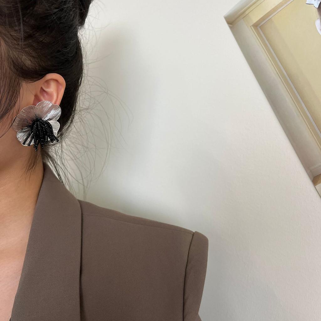 French Hong Kong Style Retro Big Stud Earrings Female Fringed Metal Cold Wind Premium Flower Exaggerated Black Design Earrings