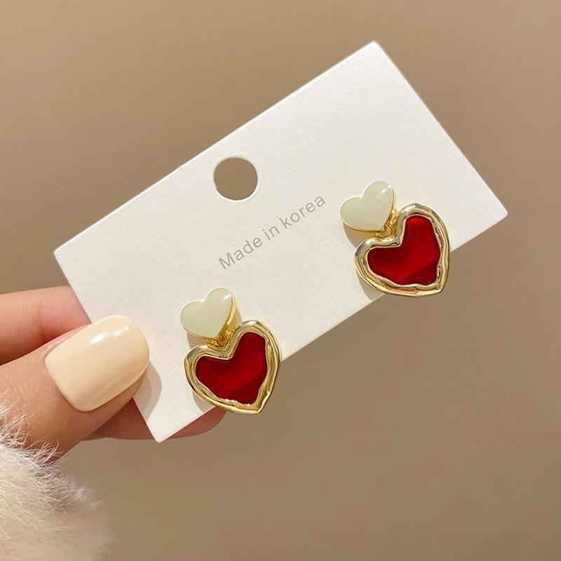 

Korean retro burgundy love earrings female Hepburn style high sense niche versatile oil stud earrings