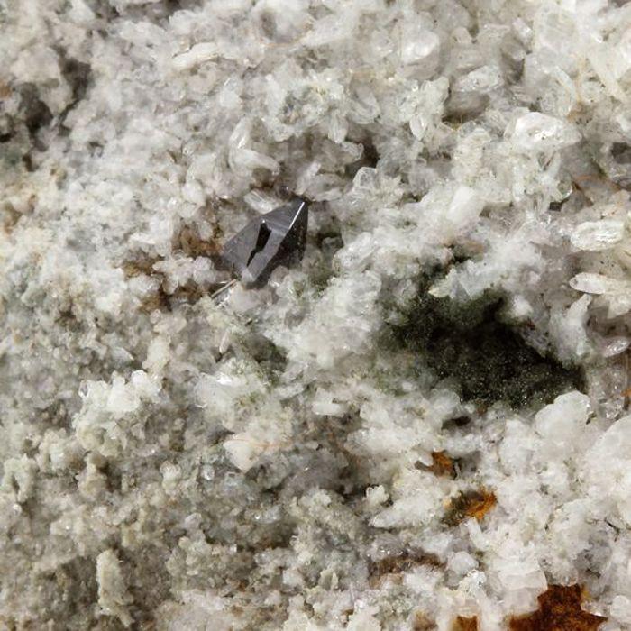 Pierres et Minéraux. Anatase. 440.5 ct. Sarenne, Oisans, Isère, France.