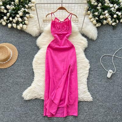 O rochie halter fără spate, cu gât înalt, pentru femei. O rochie de vacanță cu talie strânsă, care subțiază și cu crăpătură.
