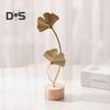 Goldene Ginkgoblatt-Dekoration mit Holzsockel, Metallfederblätter, Schneeflockenfigur, Statue, Skulptur, Home-Office, Wohnzimmer, Schreibtisch-Ornament