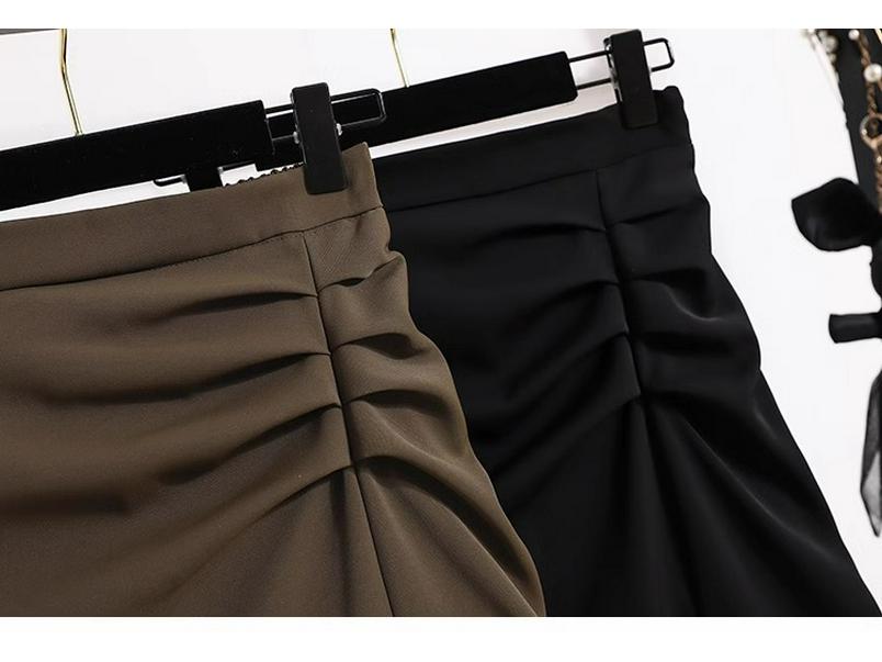 Women’s High-Waisted Black Midi Skirt with Slit – Elegant Draping for Spring and Autumn 2024.