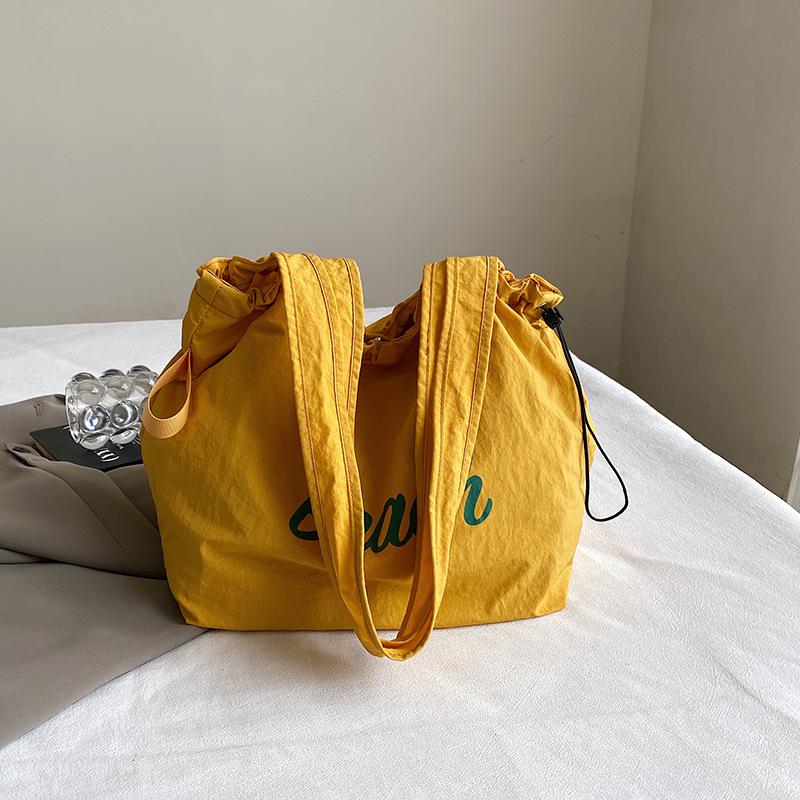

Bag women s Korean version of the new beautiful 2025 summer shoulder bag casual personality fashion simple large capacity tote bag жёлтый