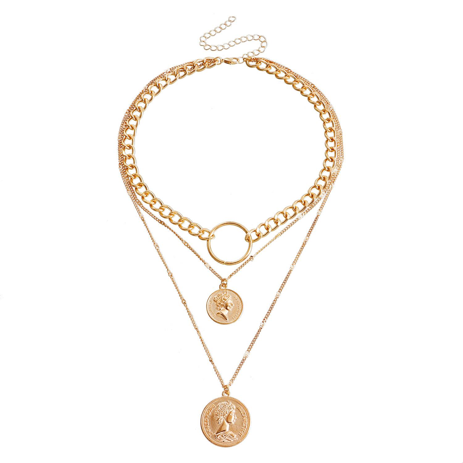 Уличный снимок хип-хопа-хипстера, двухслойная геометрическая преувеличенность, толстая алюминиевая цепь, красивая голова, простой портрет, ожерелье из монет, женщина