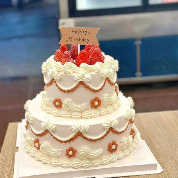 Doppelschichtiges Simuliertes Geburtstagskuchenmodell Dekoration Fälschung Obstkuchen Muster Schmuckstücke Bankett Party Auslage Fotografie Requisiten