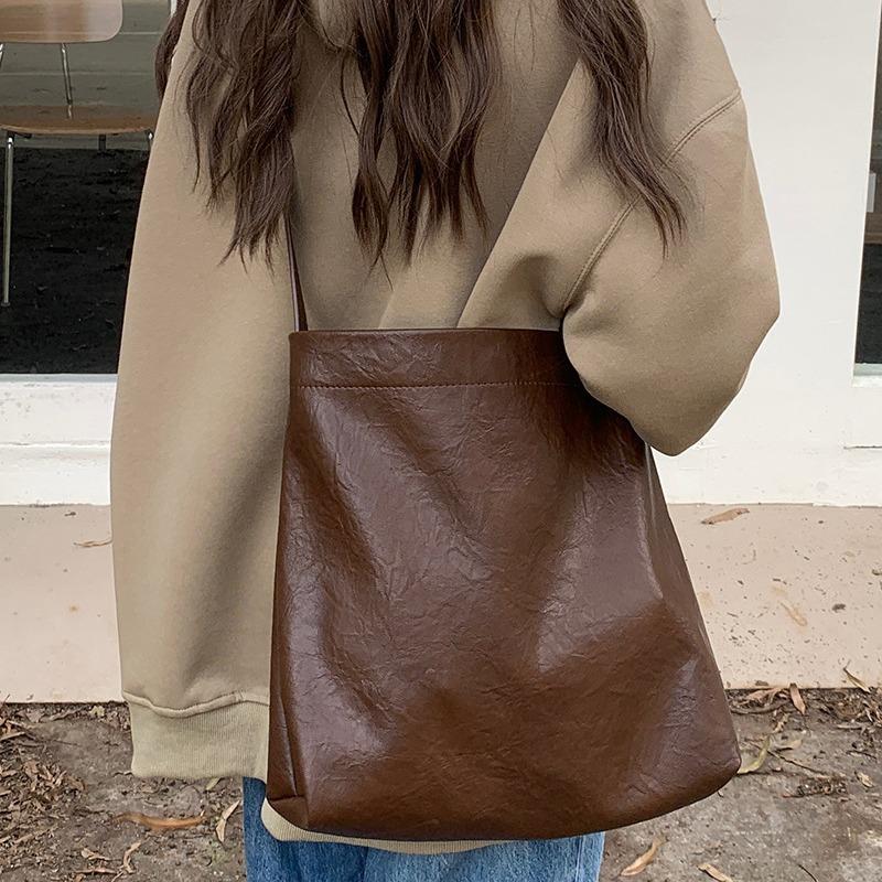 Lazy large-capacity tote bag women's new fashion commuter soft leather bucket bag college student messenger shoulder bag