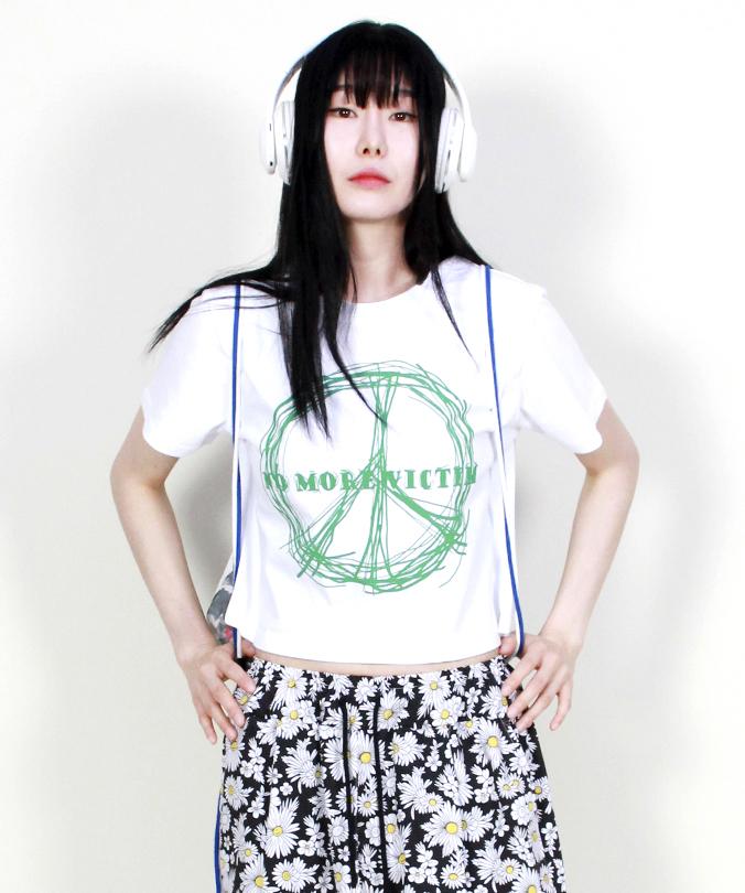 Deumakeu Piece Graphic Crop Short Sleeve T-Shirt White