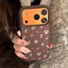 Capa de Couro Dourado Floral Marrom para iPhone 15 - Design Retrô, à Prova de Quedas