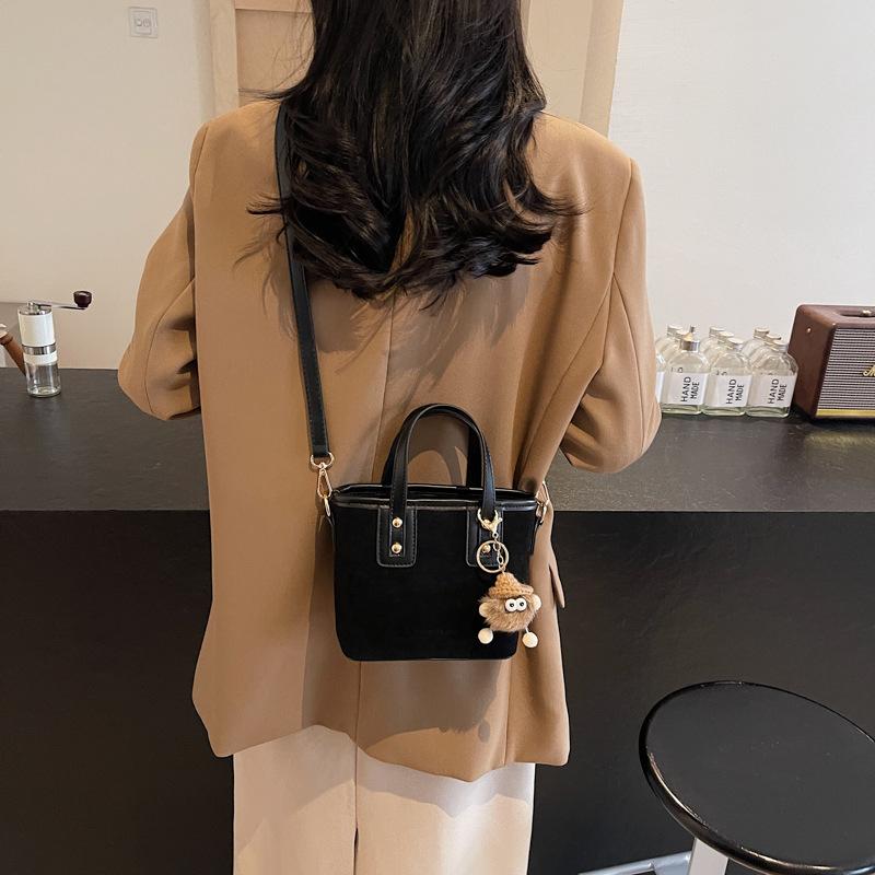 2025 New Bag Women's Bag Trendy Fashion Small Square Bag Popular Plush Pendant Shoulder Messenger Bag Premium Feeling Bag