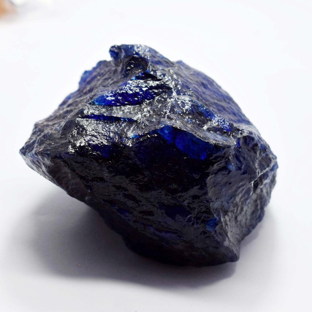 Přírodní modrý safír 2362,75 ct Hrubý Certifikovaný Volný Drahokam