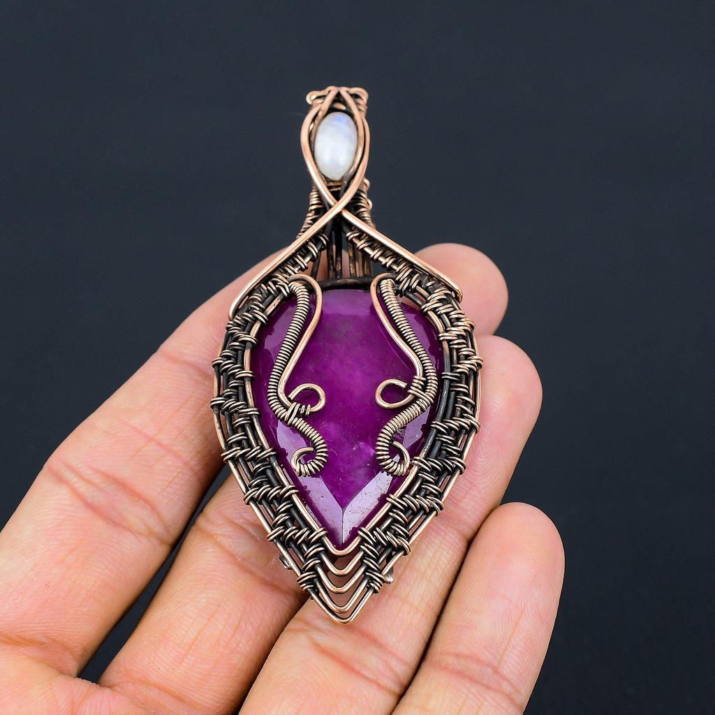 Im Labor hergestellter Rubin, Mondstein, Edelstein, reiner Kupferdraht, umwickelt, handgefertigter Designer-Anhänger, Schmuck, Geschenk für Frau