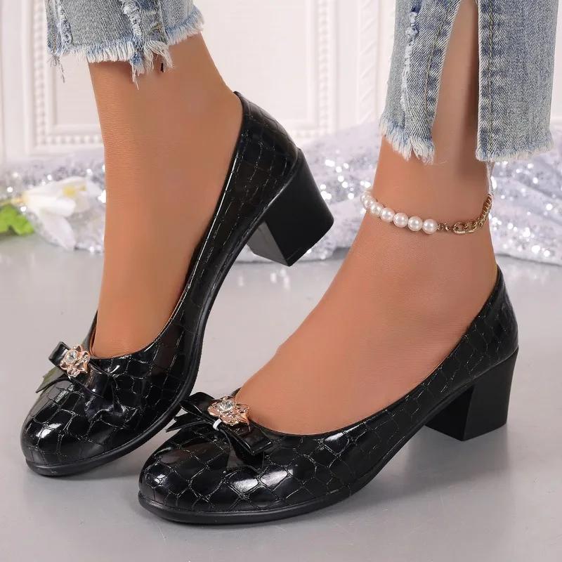 Mode 2025 Mode Slipper Damen High Heels Runde Zehenpartie Blockabsatz Pumps Schleife Metalldekoration Flach Übergröße Büro & Karriere