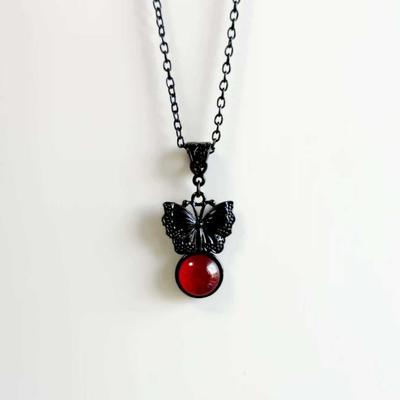 Dunkles Gotisches Temperament Schwarzer Schmetterling Rotes Glas Kristall Anhänger Halskette für Damen Halloween Mystische Hexe Schmuck Geschenk