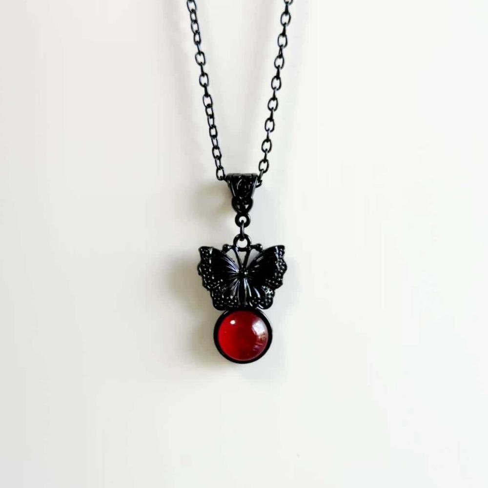 Dunkles Gotisches Temperament Schwarzer Schmetterling Rotes Glas Kristall Anhänger Halskette für Damen Halloween Mystische Hexe Schmuck Geschenk