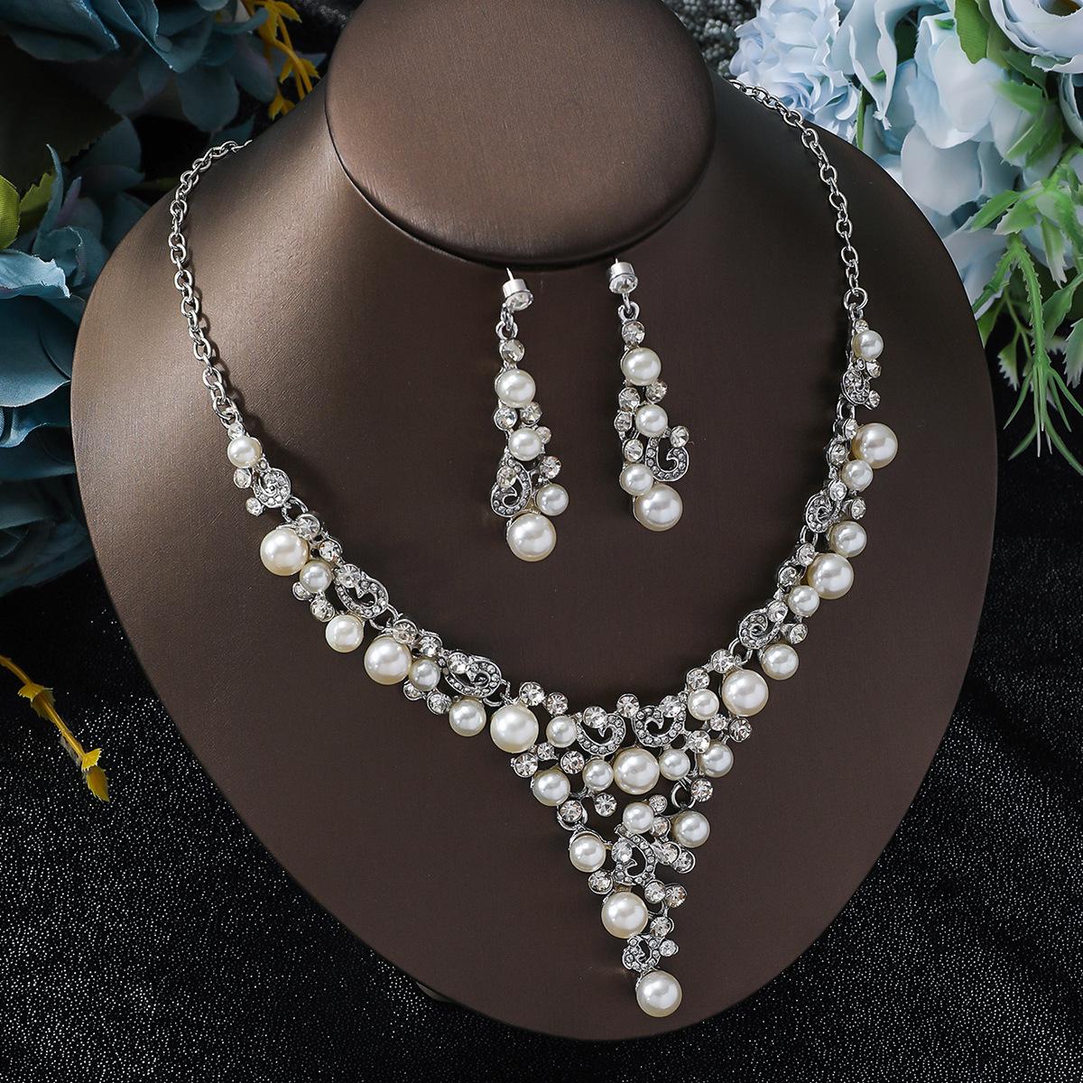 Exaggerated Rhinestone Alloy Necklace: Unique European & American Design