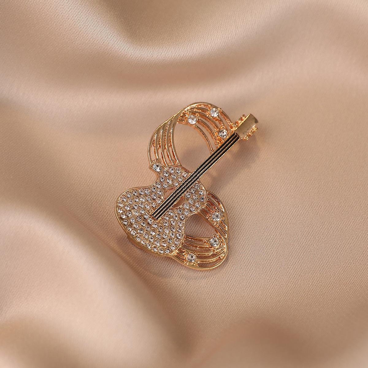 

Elegant Violin Shaped Brooch with Crystal Accents Music Instrument Design Metal Alloy Pin for Women Accessories Gift