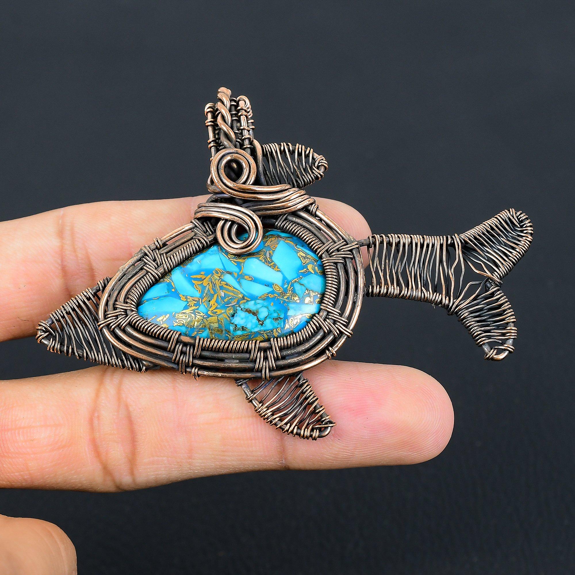 

Удивительный медный бирюзовый драгоценный камень ручной работы из чистой медной проволоки, обернутый рыбой, кулон, ювелирные изделия 2.63 Inches синий