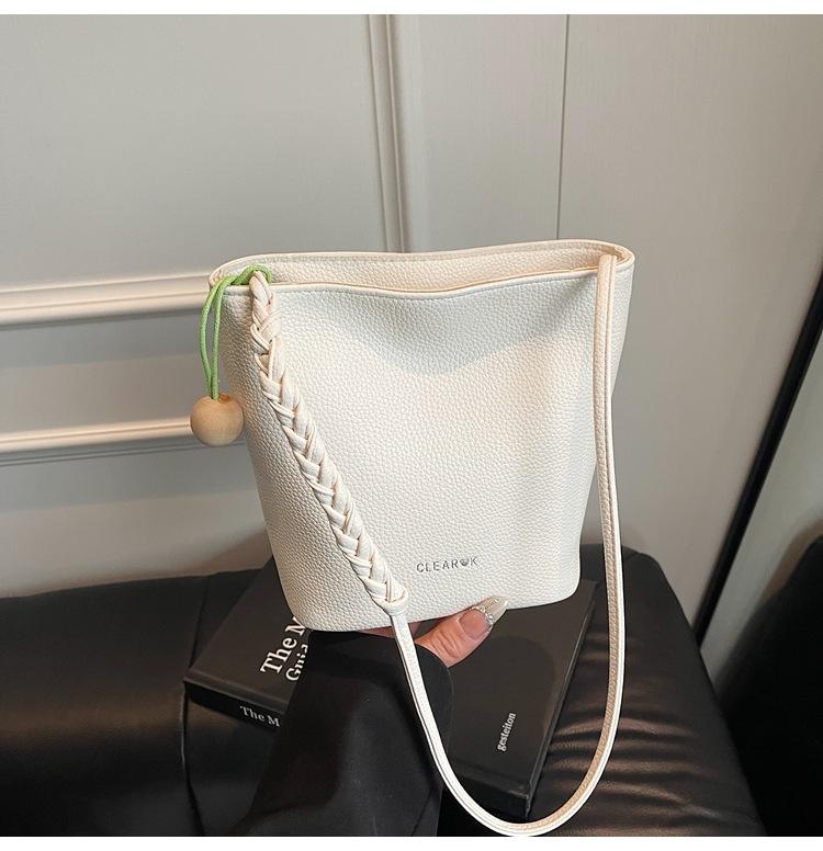

Retro simple small bag women s 2025 new fashion shoulder armpit bag niche design foreign style messenger bucket bag белый