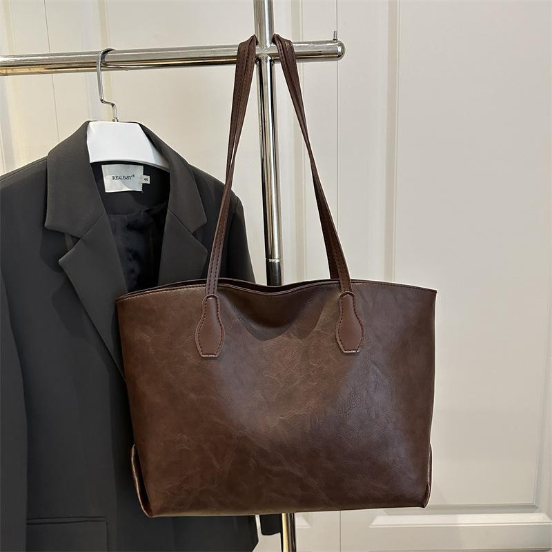 This year, it is popular, beautiful, oily, commuter, retro 2025 autumn new, foreign style, shoulder and underarm portable tote bag.