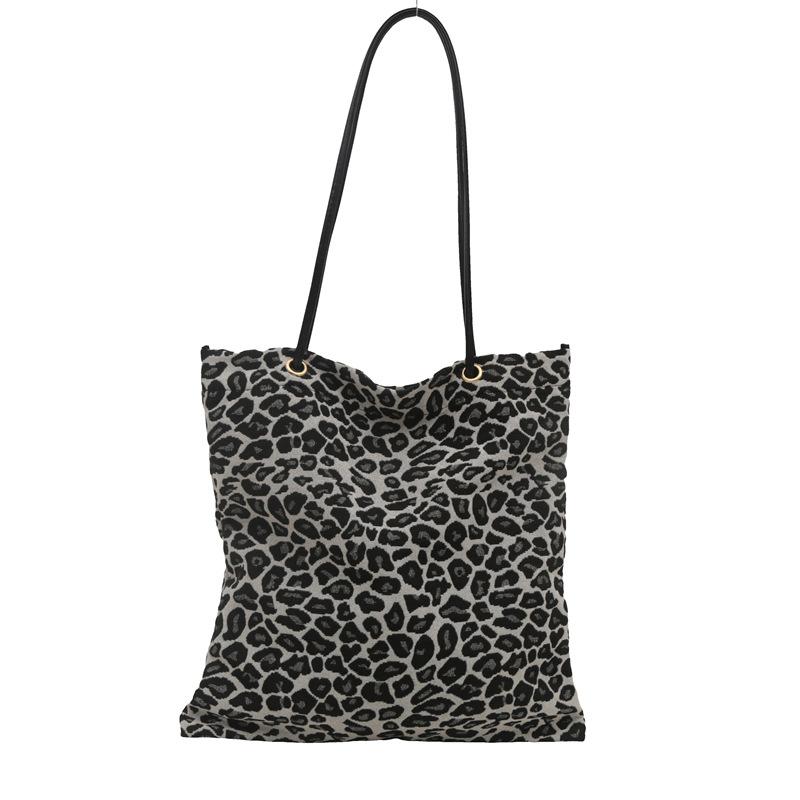 

Leopard print canvas bag women 2025 new casual large capacity trendy Internet celebrity personality class commuter shoulder tote bag белый