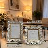 Cornice Portafoto Francese Vintage in Rilievo: Oro, Argento e Bianco, Resina di Alta Gamma, Doppia Dimensione per Decorazione della Camera da Letto o della Scrivania.