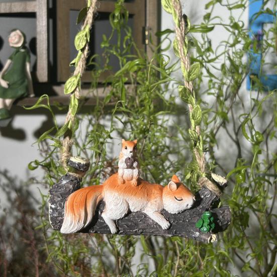 Garden Figure High-Simulation Synthetic Resin Sleeping Squirrel Design Hanging Decoration Simulated Leaf Swing Ornament