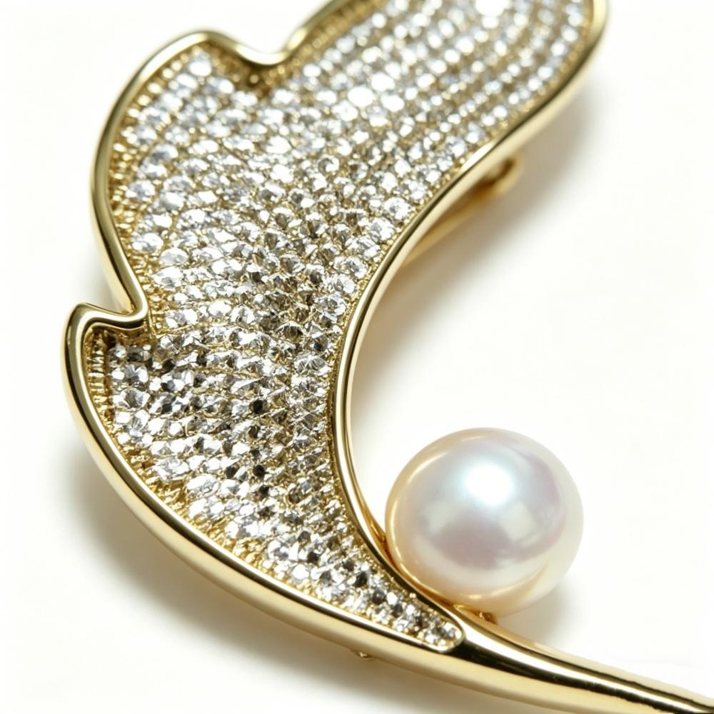 

Elegant natural freshwater pearl brooch,with leaf shape, emitting natural luster. Made of copper with zircon accents.