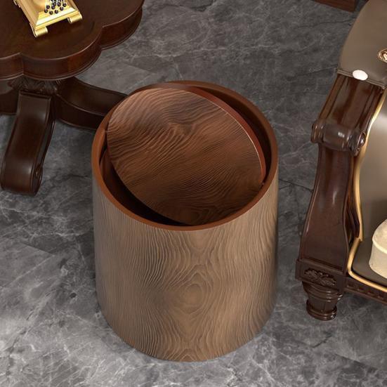 Cubo de basura para baño con diseño de madera y tapa abatible, gran capacidad y diseño giratorio.