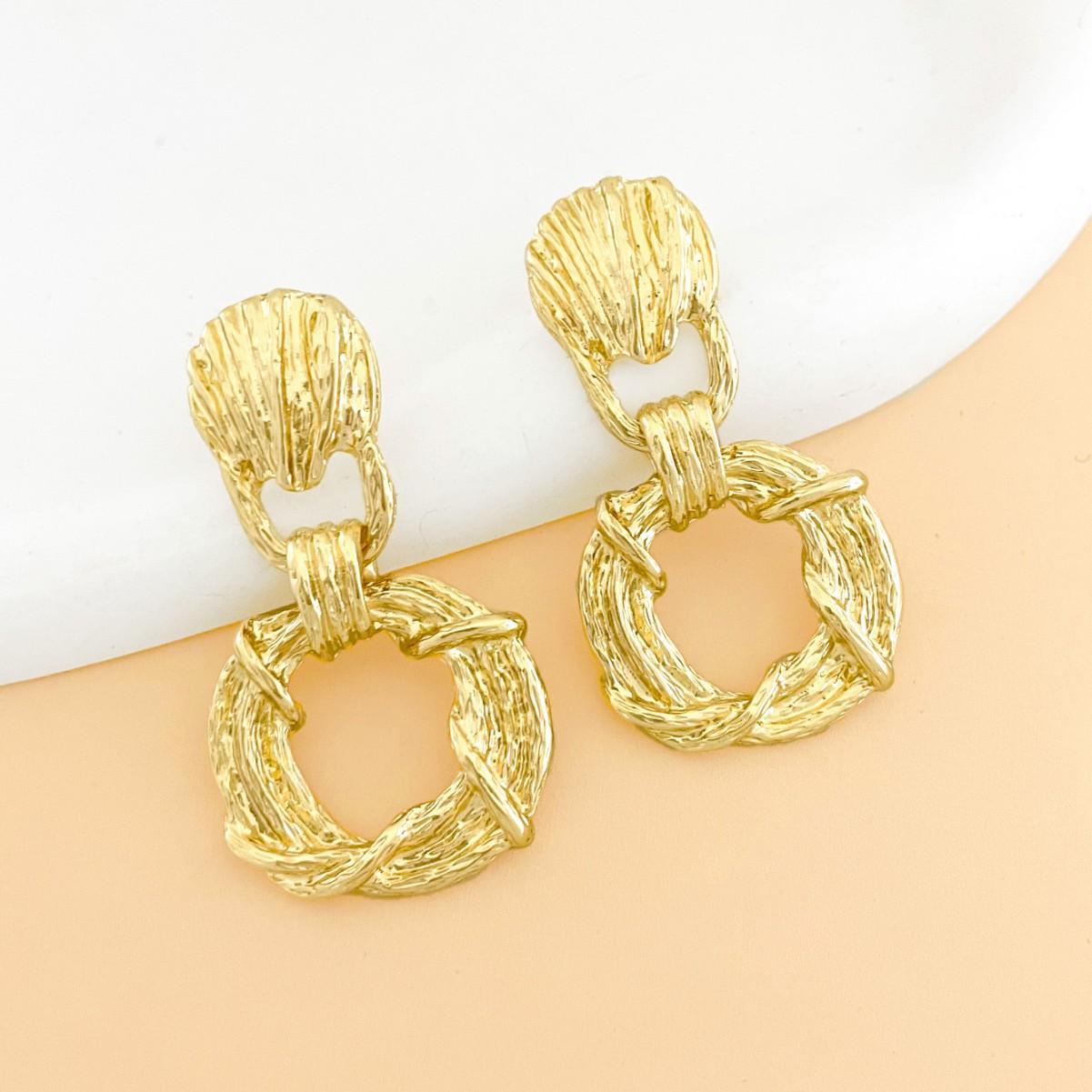 

Irregular winding line earrings