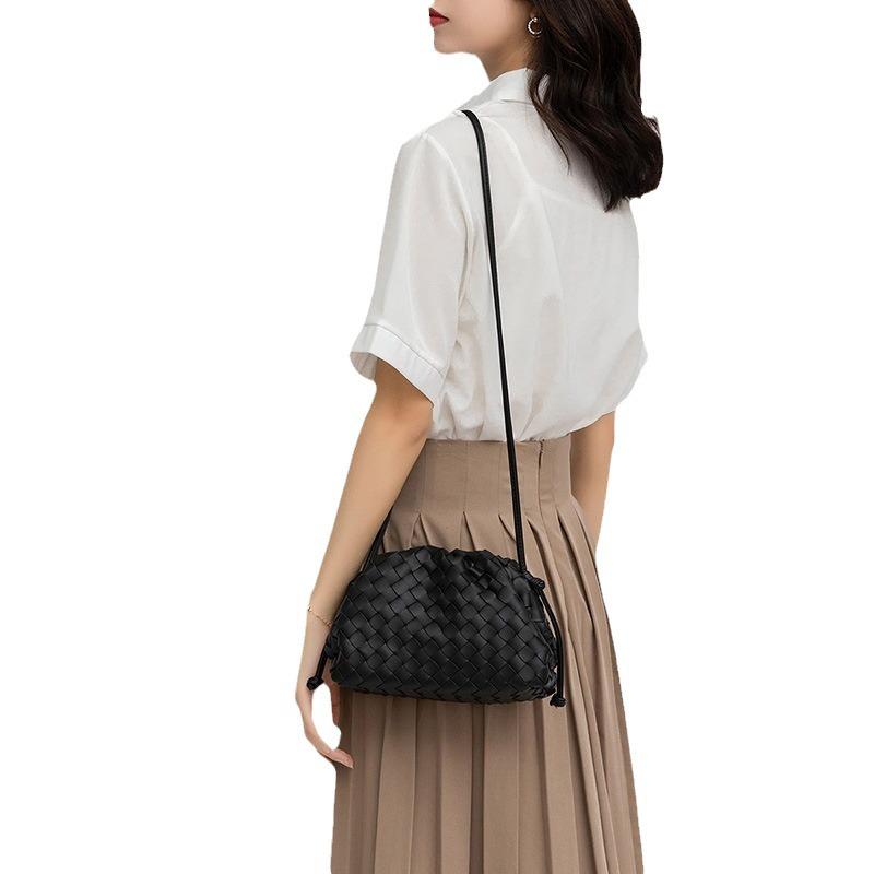 2023 Women's Fashion Woven Dumpling Crossbody Clutch: Sweet & Trendy One-Shoulder Bag