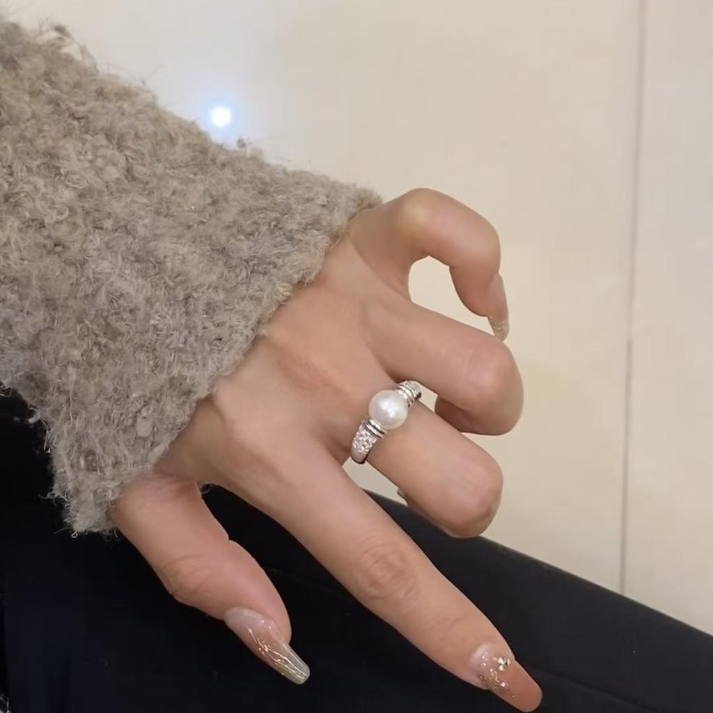 Französischer Retro-Nischendesign-High-End-Leicht-Luxusring Modischer, einfacher Stil Mittlerer antiker Twist-Perlen-Damenring