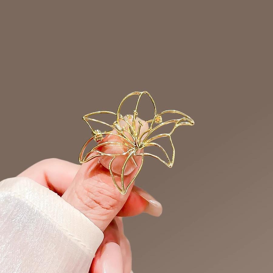 Hollowed-out Lily Brooch, High-end Feminine Style, Suit Pin, Anti-glare Clasp, High-end Corsage