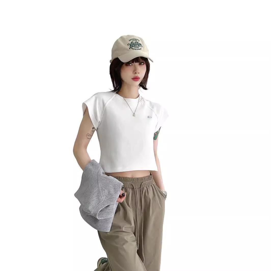 

Classic Ader Retro Slim Fit Women s Short-Sleeve T-Shirt, High-Waisted French Style for Summer, Trendy and Slimming. Large белый