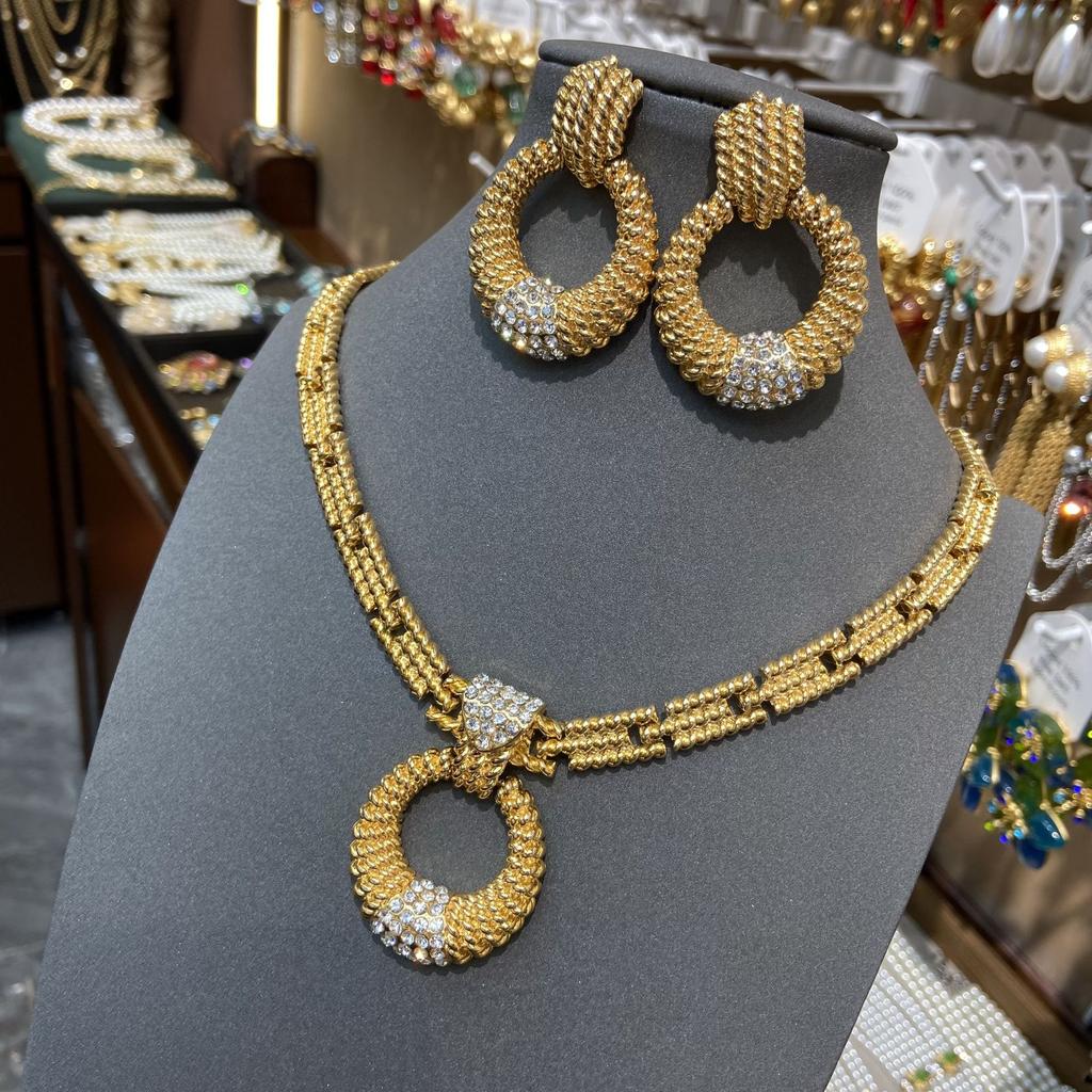Ba Li Family Has The Same Trendy Brand Necklace, Western Antique Copper Plated 18K Gold Round Diamond Necklace Earrings Set.