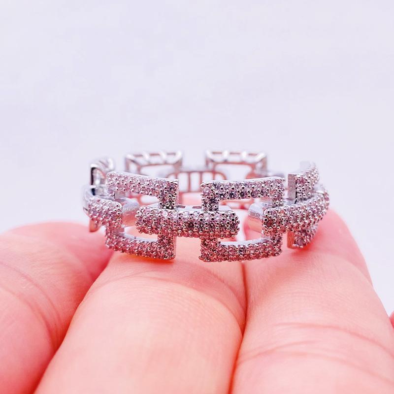 

Серьги, кольца, серьги с цирконами, женские серьги с микроинкрустацией из 18-каратного золота — осенние и зимние новогодние серьги.