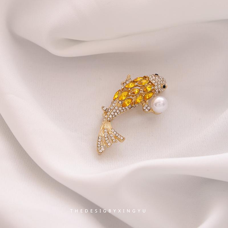 Broche Elegante de Pérola Dourada e Espiga de Trigo: Acessório Versátil e de Alta Qualidade para Mulheres