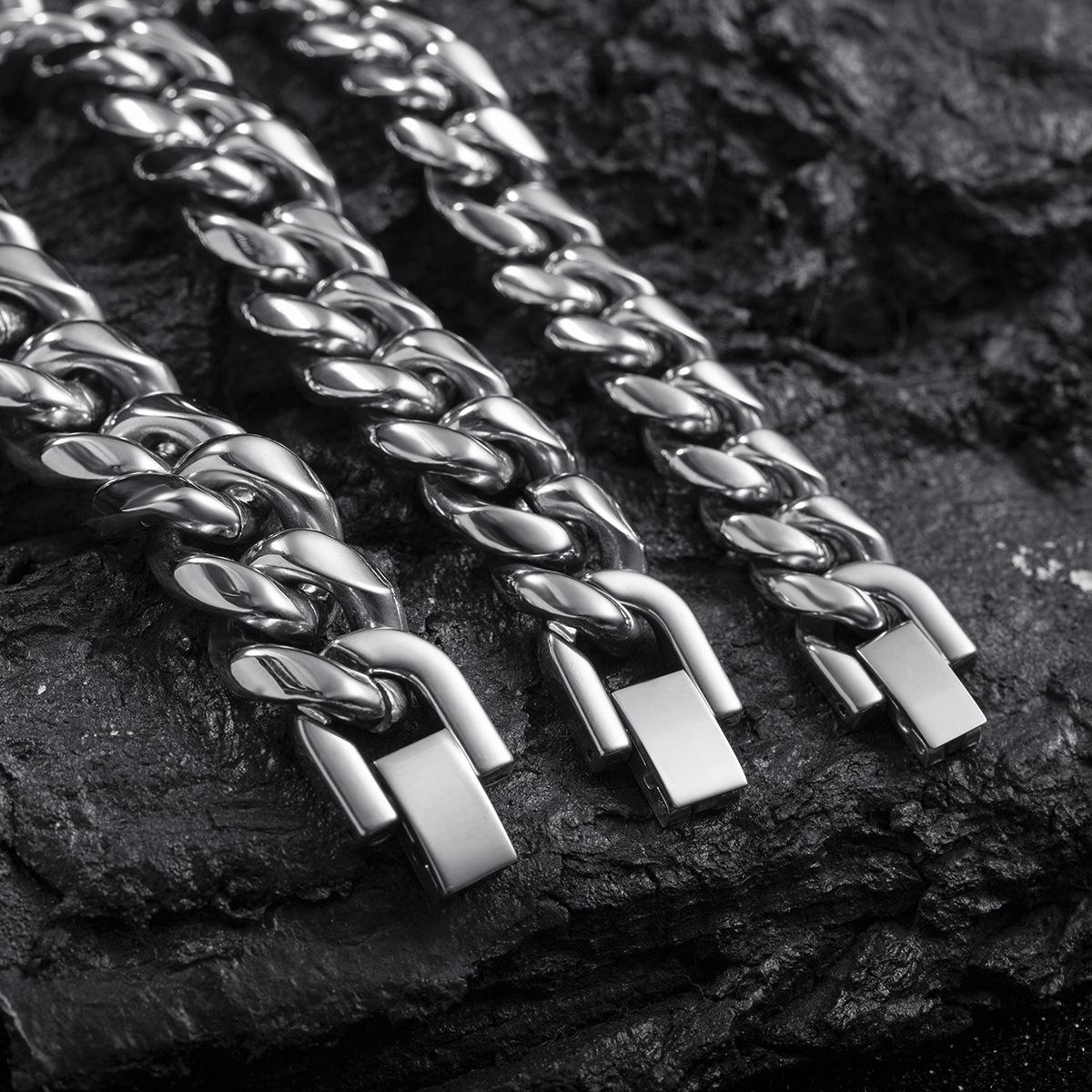 

Men s Fashionable Polished Cuban Link Necklace - Thick Titanium & Stainless Steel Chain with Clasp Bracelet 19cm