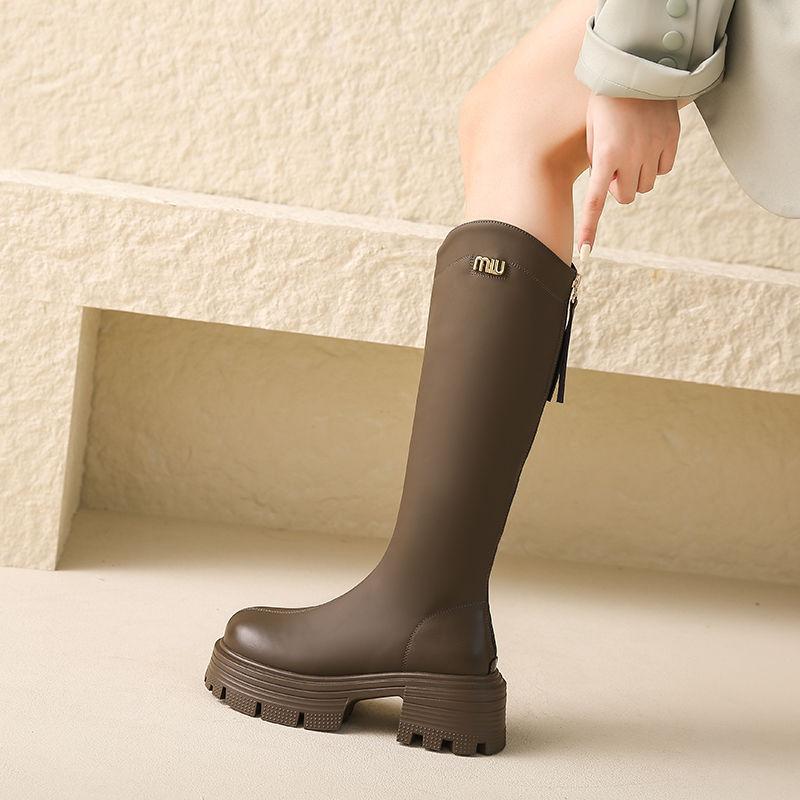 In the autumn and winter of 2025, the new models are thin but knee knight boots, high tube, thick sole, thick heel, and small long boots for women.