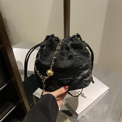 2025 Retro Bag Women's Bag New Casual Chain Messenger Bag Fashionable Soft Surface Large Capacity Bucket Bag Women