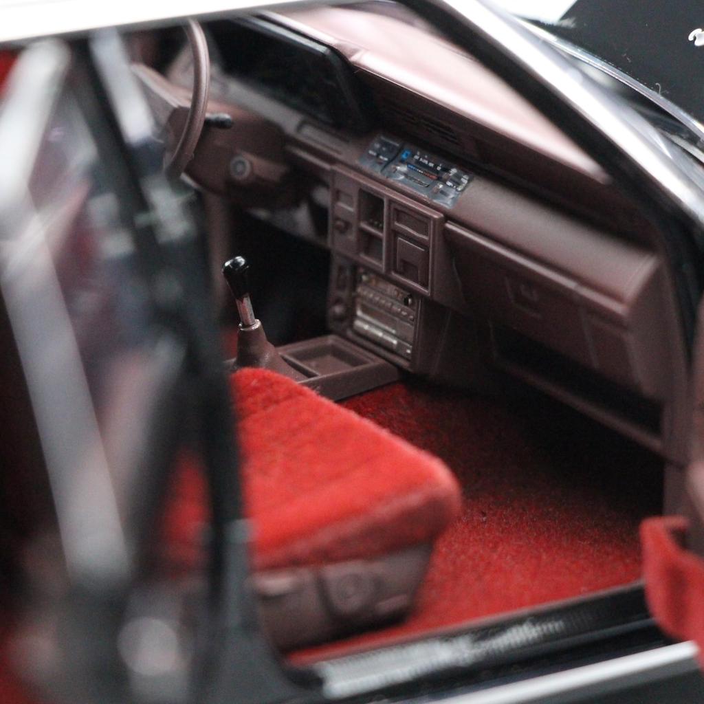 Freestyle XiaoGuang Model Scale Toyota Crown MS122 Black Finished Product 1/18 (Red Interior) 8250612B-1