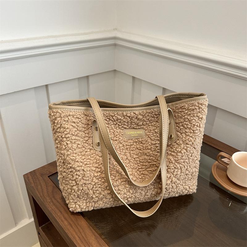 Plush bag women's 2025 autumn and winter new trendy fluffy shoulder underarm bag large capacity soft surface commuter tote bag