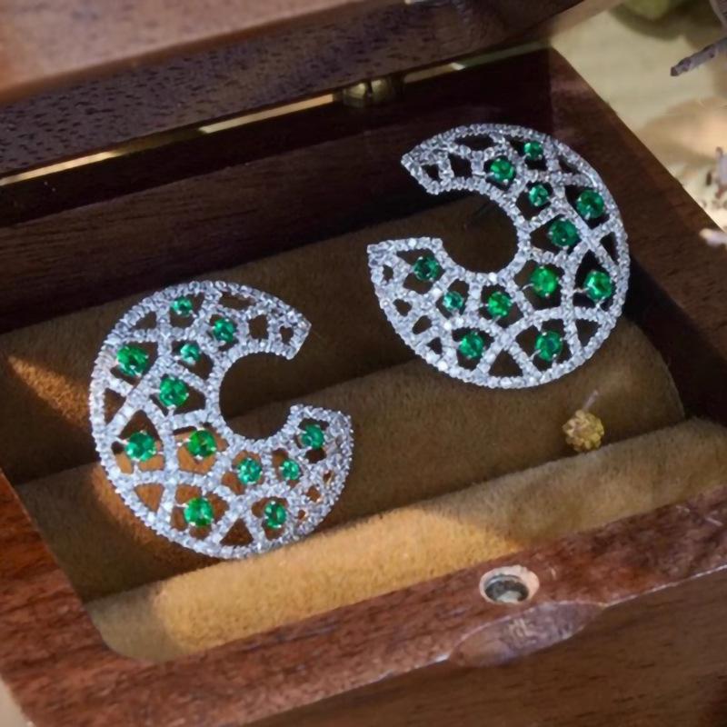 

Retro C-shaped atmospheric earrings for women зелёный