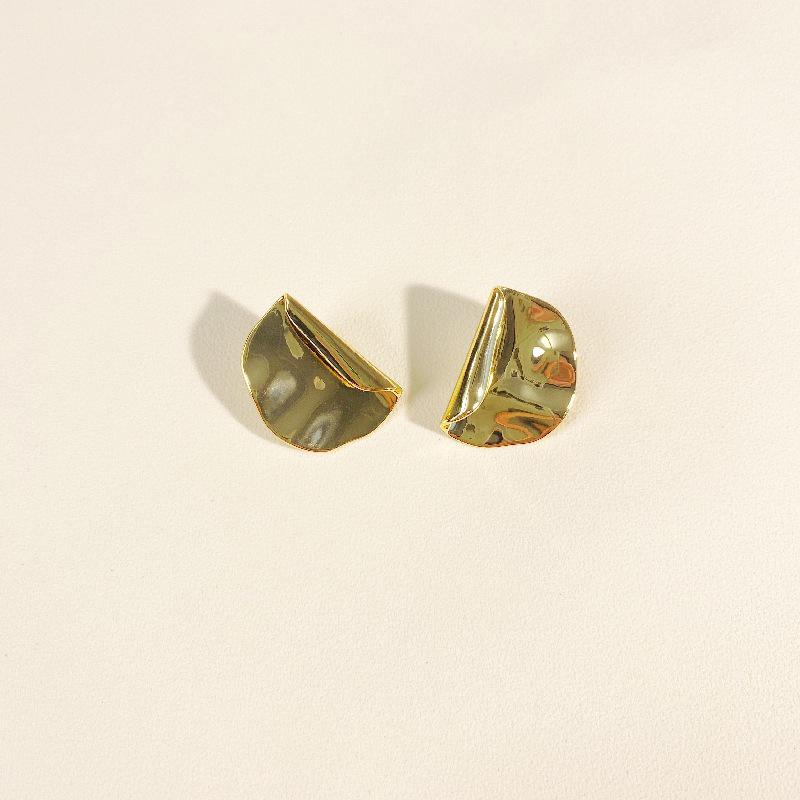 

European & American Style Pleated Women s Earrings - Bold, Trendy, & Unique Design золотой