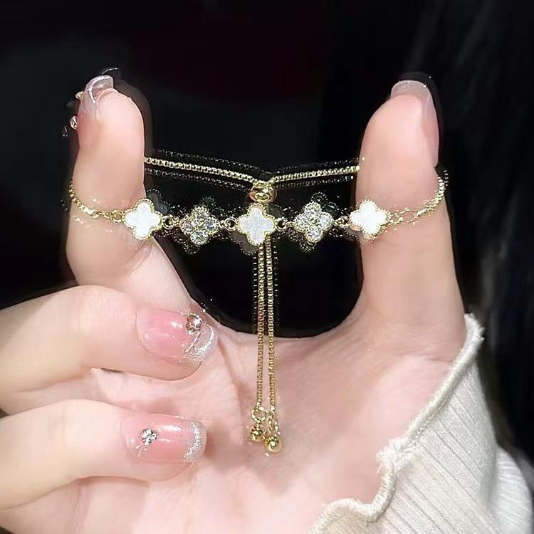 Korean Style Light Luxury Mother-of-Pearl Four-Leaf Clover Bracelet with Shiny Diamonds – Exquisite Adjustable Fashion Jewelry