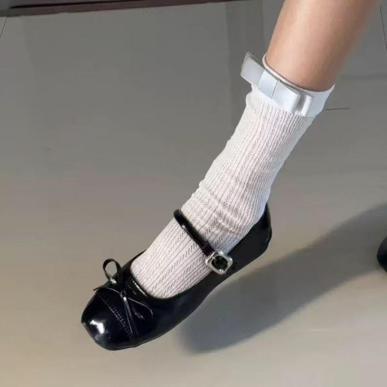 Sommer 2025 neue französische leichte Mundschleife einzelne Schuhe Damen einfarbig flacher Boden mit Rock Ein-Wort-Schnalle Mary Jane Schuhe