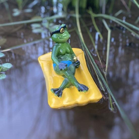 Floating Resin Frog Figurine Funny Frog on A Pool Float Statue for Outdoor Garden