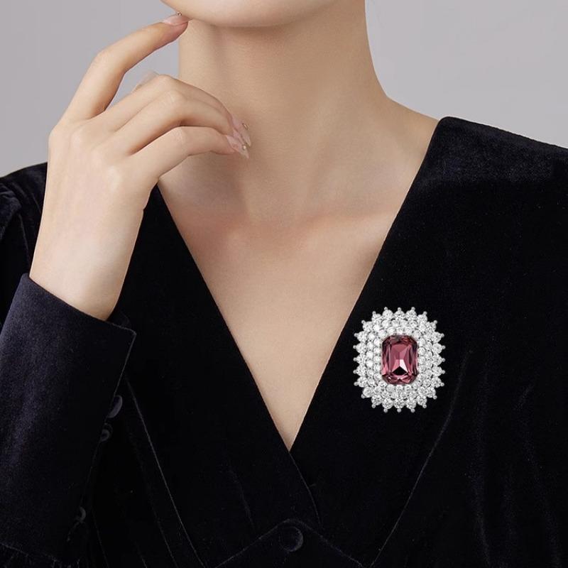 Retro Square Brooch, High-end Feminine Charm, Simple Crystal Corsage, and Niche Design Sense Brooch