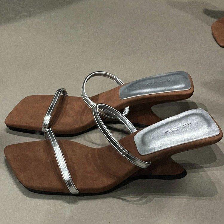 Internet-Berühmtheit Keilabsatz Zehensteg Französisch kleine coole Slipper Feenschuhe 2024 neu Sommer tragen Riemchen High Heel Sandalen