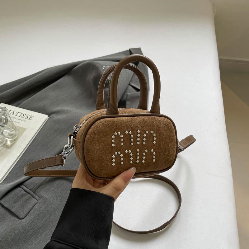 

This year s popular solid color shoulder women s bags 2025 fashion shoulder simple messenger new trend commuter small square bag коричневый