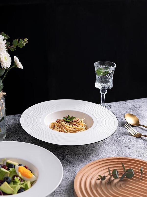 Wuhe 11,5-Zoll Knochenporzellan Pastateller mit schwarzem Rand